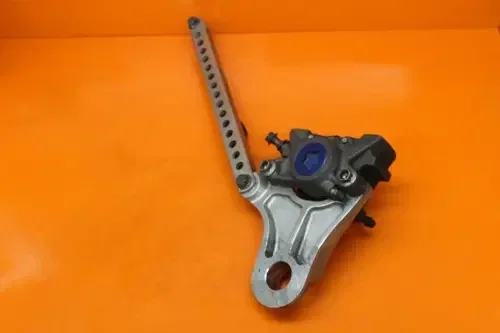 01-05 YAMAHA FZ1 OEM REAR BACK BRAKE CALIPER W MOUNT BRACKET, STAY BAR AND PADS