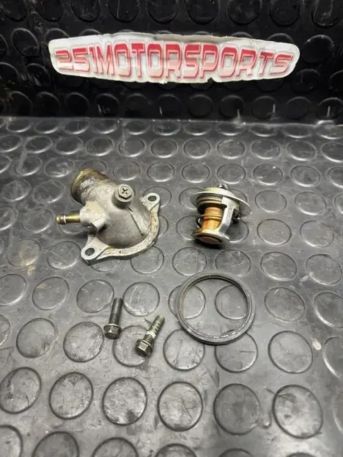 05-06 Suzuki GSXR 1000 Thermostat Housing Cover Cooling Cylinder Head Gsxr1000